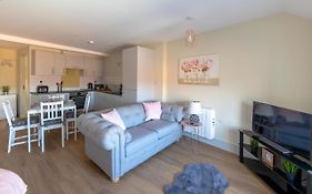 Apartment 9, Isabella House, Aparthotel, By Rentmyhouse